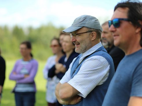 Účastníci soustředění zodpovědně poslouchají instrukce k přichystané outdoorové aktivitě.