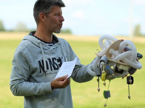 Michal Malina seznamuje „hráče“ s pravidly hry.