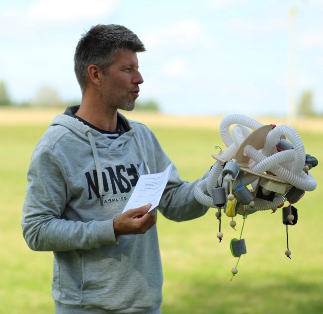 Michal Malina seznamuje „hráče“ s pravidly hry.