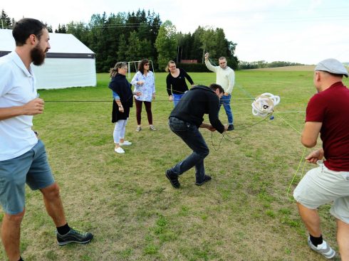 Kdo si hraje, nezlobí. Podaří se týmu dostat kuličku z labyrintu?