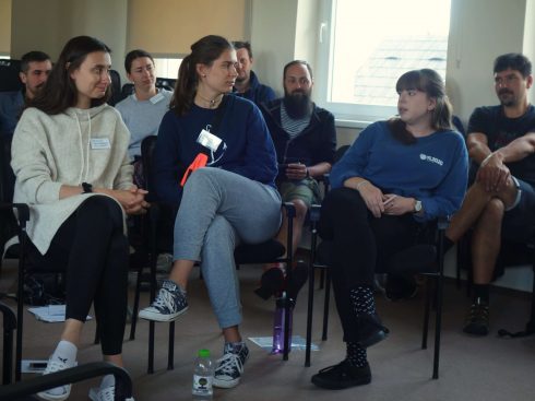 Seznamte se poprvé: na fotce zleva mladé lektorské posily Sára Zedková a Bára A. Klečková. Všem nováčkům v našem týmu přejeme dobrý rozjezd jejich lektorské služby.