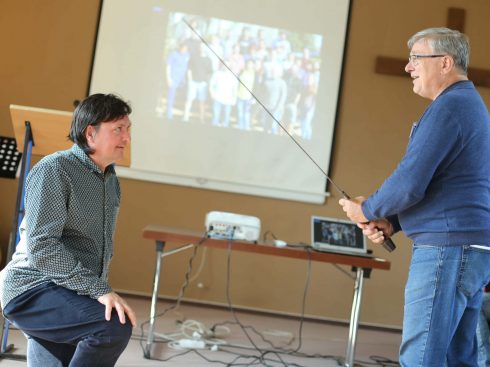 Předseda správní rady Nadace Mezinárodní potřeby, Jaroslav Pleva, pasuje Martina Stavjaníka na lektora-veterána.