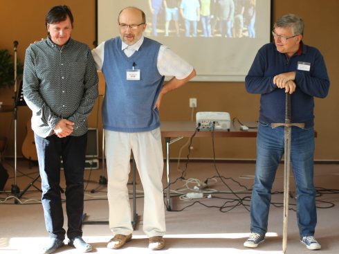 Ředitel Nadace Mezinárodní potřeby představuje novopečeného lektora-veterána Martina Stavjaníka.