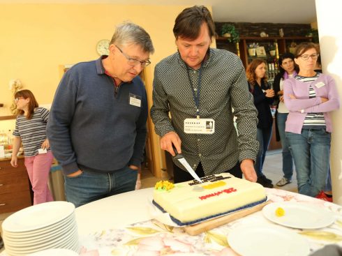 Martin Stavjaník – lektor-veterán, moderátor a kuchař v jedné osobě krájí dort k oslavě 25. výročí založení Nadace Mezinárodní potřeby.