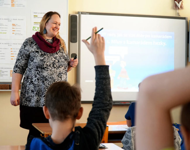 The HY Worker Rut Korinkova is discussing with children how to become a good friend.