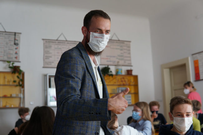 The HY Worker Ondrej Svoboda lectures children about the cult of the beautiful body.