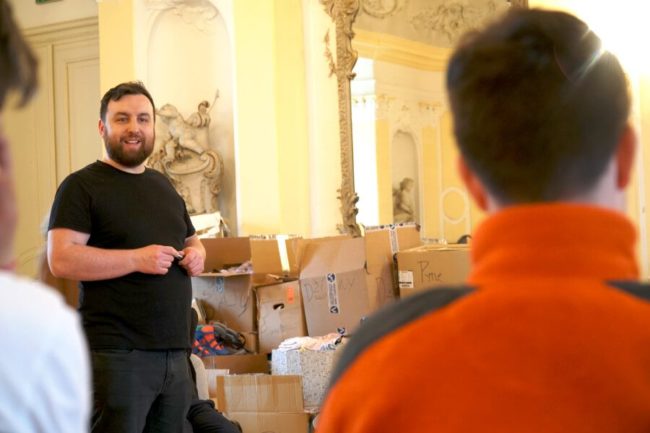 The HY Worker Jan Molnar introduces himself to the children. Today, a program on aggressiveness awaits them together.