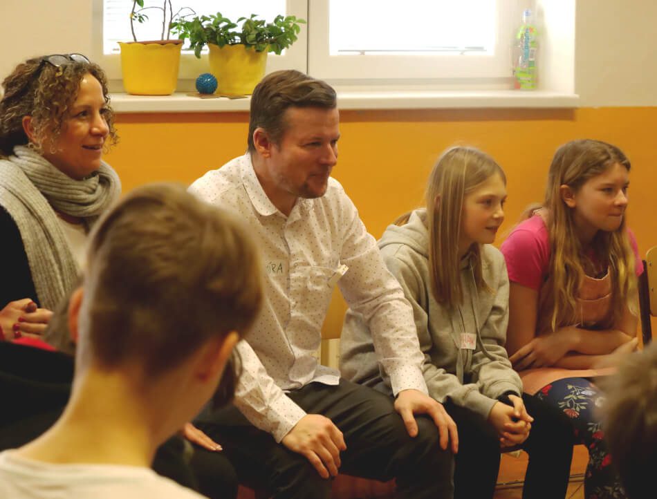 The HY Worker’s couple Jaromir and Katerina Babka talk to children about effective communication.