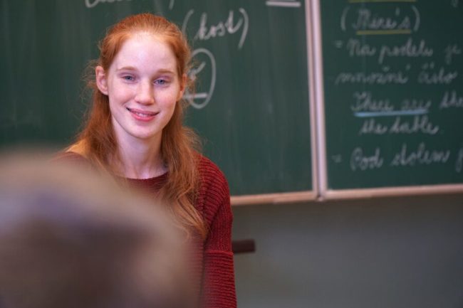 The HY Worker Petra Radova listens sensitively and empathetically to children during the program.