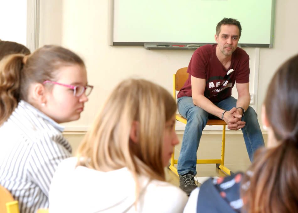 The HY Worker Ivo Neuvirt talks to children about the pitfalls of growing up.