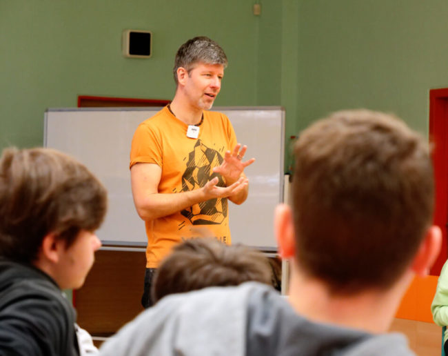 The HY Worker Michal Malina solves the pitfalls of intimate relationships with eighth-graders.