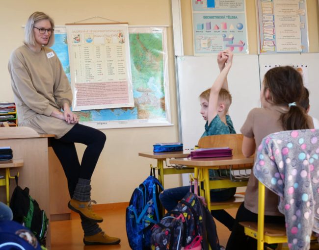 The HY Worker Ida Pencova talks to children about how to form good friendships.