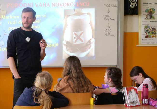 The HY Worker Radek Pospisil analyzes the harmfulness of smoking with children.