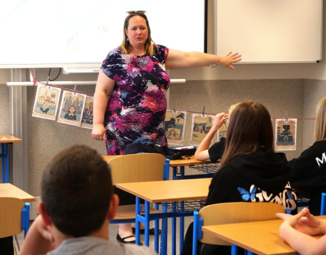 The HY Worker Rut Korinkova introduces the person, life and work of John Amos Comenius to the children in the class.