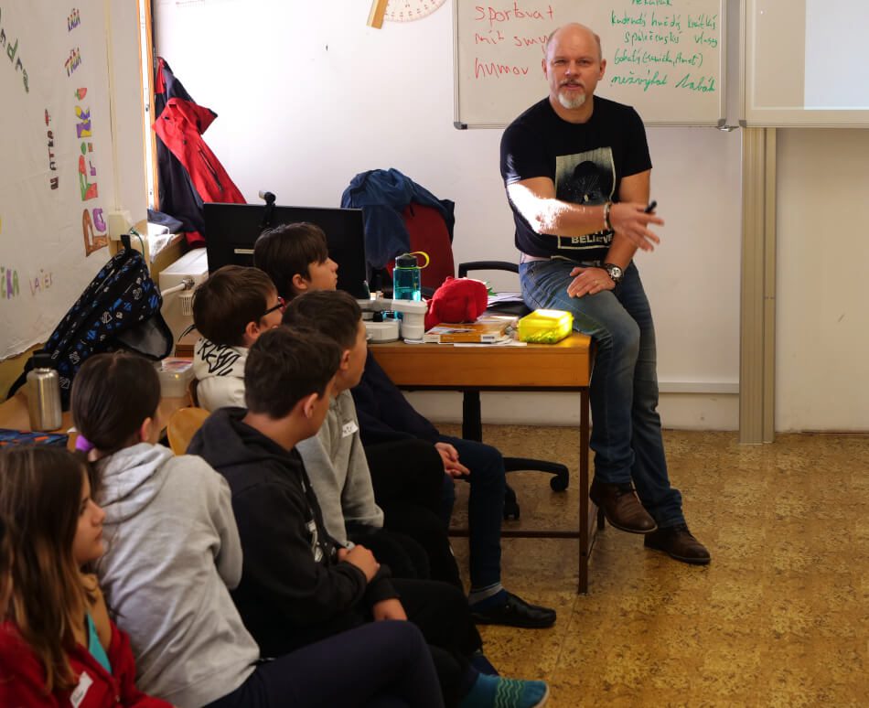 The HY Worker Radim Strojek talks to children about friendship, relationships and love.