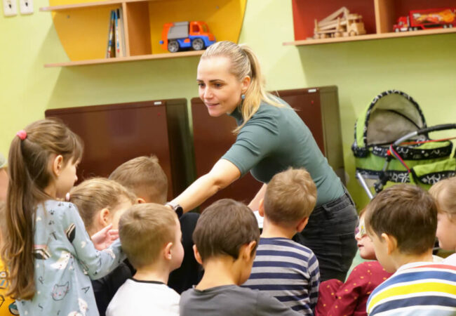 Radka Folwarczna among enthusiastic pupils.