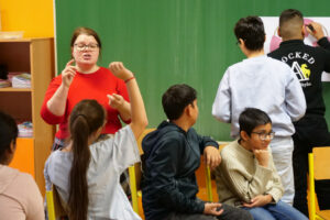 The pupils write their suggestions on the board.
