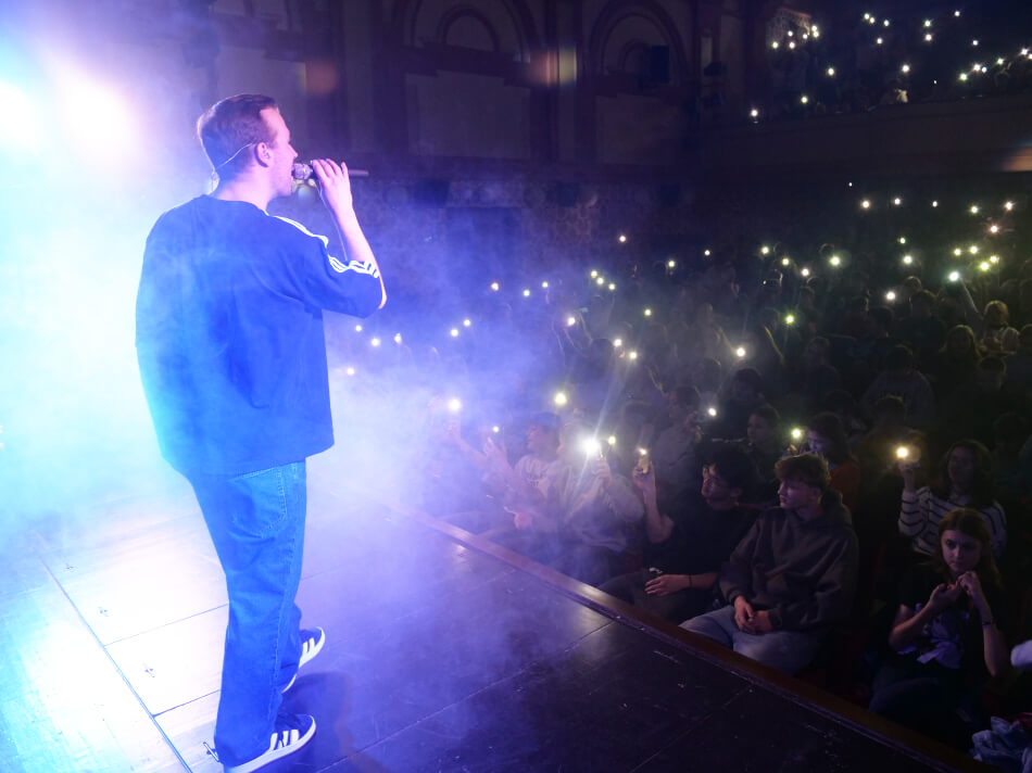 Marek Vicany sings for an enthusiastic audience.