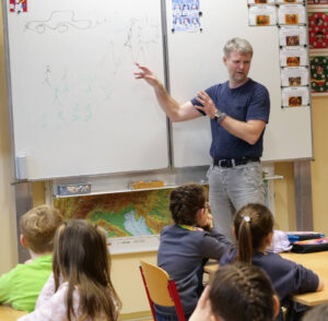 Jan is drawing on the board.