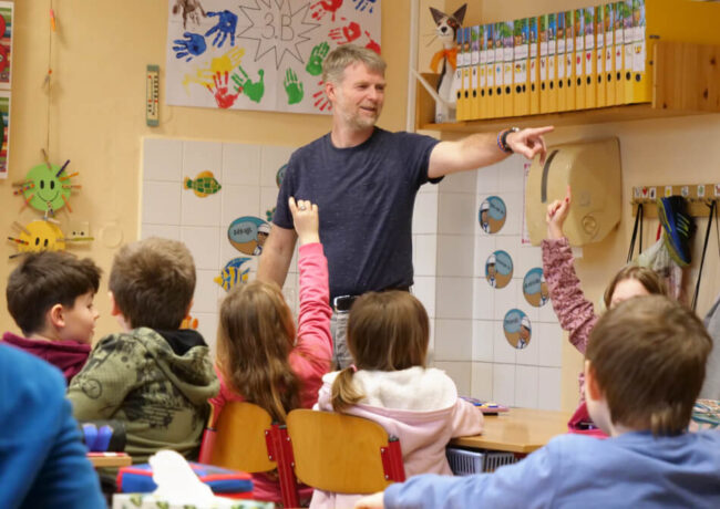 The HY worker Jan Kucera with a bunch of third-graders.