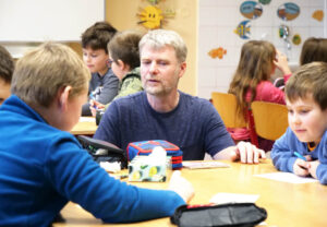 Jan is talking to a pupil.