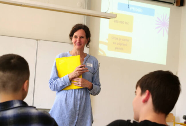The HY worker Petra Dadakova and the children in the class are ready. The program on finance can begin.