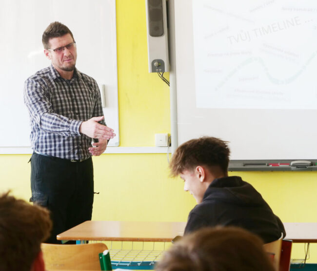 The HY worker Premysl Sedenka is discussing eating disorders with the students.