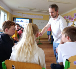 The HY worker talks to the children.