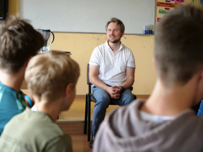 The HY worker Vit Pospisil discusses the pitfalls of the online world with the children.