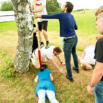 Some are making a stool, others are threading rings onto pegs, still others are picking up rings that have fallen to the ground, and others are waiting for their turn. Everyone really gets involved.
